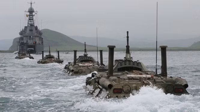 Hai quan Nga ram ro tap tran tren bien Dia Trung Hai