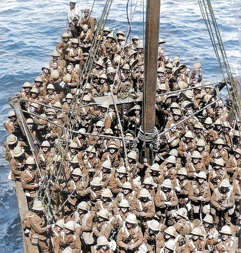 Binh sĩ Anh trên một con thuyền hướng tới Gallipoli, Thổ Nhĩ Kỳ vào tháng 5/1915. Trận Gallipoli, kéo dài từ 25/4/1915 tới 9/1/1916, do quân Đồng minh Anh - Pháp phát động nhằm chiếm thủ đô của Đế chế Ottoman.