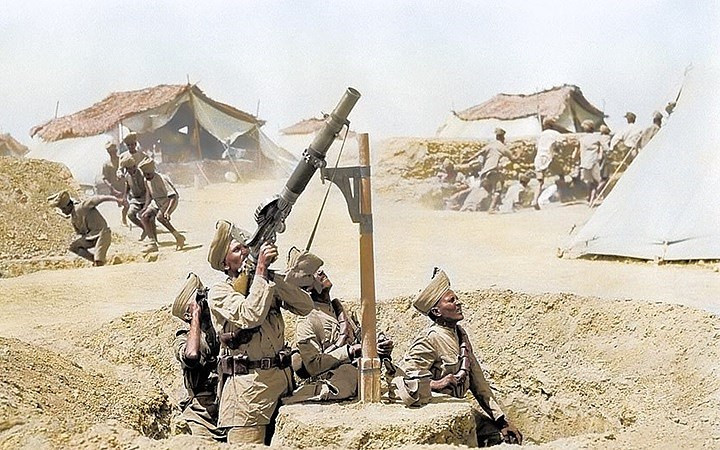 Một tổ đội phòng không Ấn Độ sử dụng súng Lewis tại chiến trường Mesopotamia năm 1918. Đây là khẩu súng do Mỹ thiết kế, sau đó được hoàn thiện và sản xuất hàng loạt tại Anh. Lewis được binh sĩ quân đội Anh và quân đội thuộc địa Anh sử dụng trong suốt Thế chiến thứ nhất.