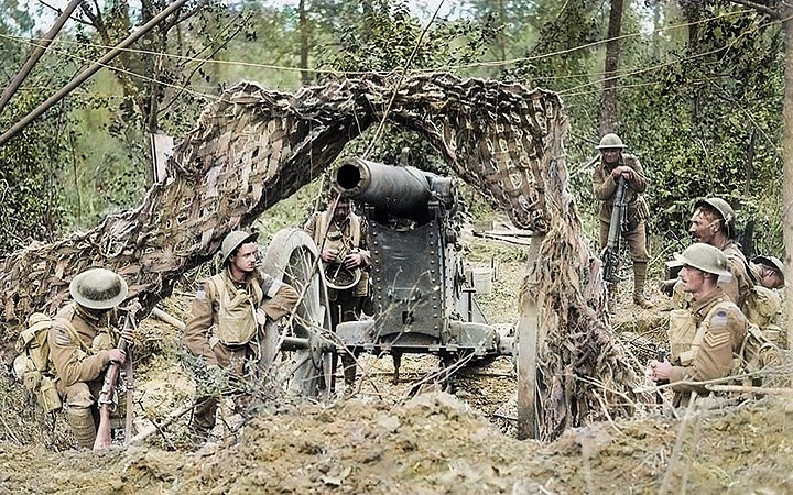 Binh sĩ Canada trong trận chiến Amiens tháng 8/1918. Việc Anh tuyên bố chiến tranh đã khiến Canada buộc phải tham chiến, vì nước này khi đó thuộc khối liên hiệp Anh.