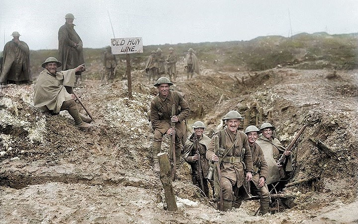 Các binh sĩ Anh tươi cười khi chiếm được một hào quân sự của Đức tại Serre, Pháp tháng 3/1917. Trong hơn 2 năm đầu của Thế chiến thứ nhất, ngôi làng Serre do quân Đức kiểm soát. Quân đội Anh đã không giành được quyền kiểm soát Serre trong trận chiến Somme vào tháng 11/1916. Tuy nhiên, chỉ một tháng sau đó họ đã làm được điều này.