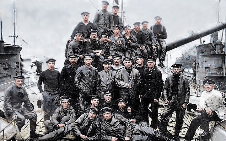 Bức ảnh chụp lính tàu ngầm Đức trên boong tàu trước trận chiến. Năm 1914, Anh là nước có lực lượng Hải quân lớn nhất và mạnh nhất thế giới. Hải quân Hoàng gia Anh có hàng trăm tàu chiến và hơn 200.000 thủy thủ. Đứng sau Anh chính là Hải quân của Đức.
