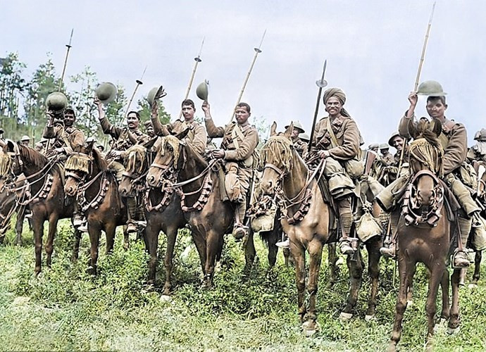 Những kỵ binh Ấn Độ tham chiến tại Somme, miền Bắc nước Pháp năm 1916. Trong Thế chiến thứ nhất, quân đội Ấn Độ chống lại quân đội Đế quốc Đức ở Mặt trận phía Tây. Hơn 1 triệu binh sĩ Ấn Độ đã tham chiến ở nước ngoài, trong đó ít nhất 74.187 binh sĩ Ấn Độ đã tử trận.
