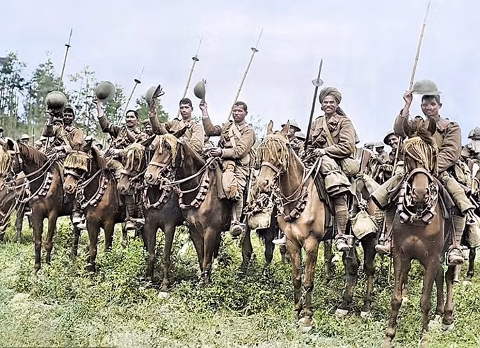 Những kỵ binh Ấn Độ tham chiến tại Somme, miền Bắc nước Pháp năm 1916. Trong Thế chiến thứ nhất, quân đội Ấn Độ chống lại quân đội Đế quốc Đức ở Mặt trận phía Tây. Hơn 1 triệu binh sĩ Ấn Độ đã tham chiến ở nước ngoài, trong đó ít nhất 74.187 binh sĩ Ấn Độ đã tử trận.