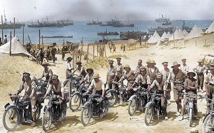 Một nhóm các binh sĩ Australia và New Zealand với xe gắn máy trong trận chiến Gallipoli năm 1915. Bức ảnh gốc là ảnh đen trắng và được kỹ sư điện Royston Leonard đổ màu tạo nên bức ảnh sống động này.