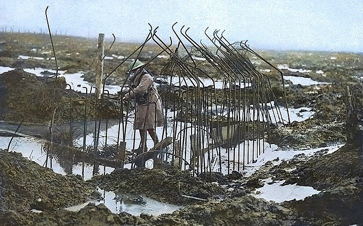 Một binh sĩ Anh đang lội qua đầm lầy Zonnebeke, nơi diễn ra trận chiến Passchendaele tại Mặt trận phía Tây của Pháp. Trận chiến diễn ra từ tháng 7-11/1917. Bức ảnh này được tô màu để những thế hệ sau thấy rõ hơn về sự tàn khốc của Thế chiến thứ nhất.