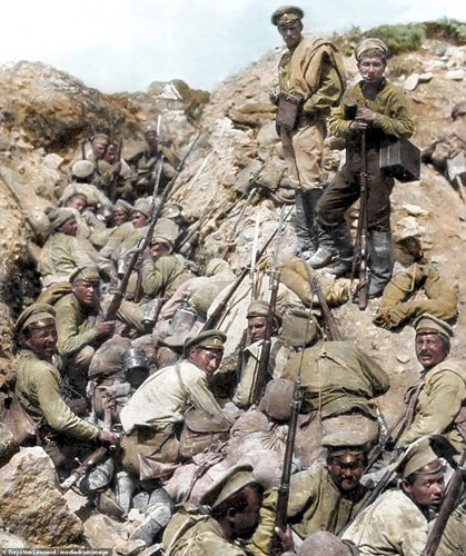 Binh sĩ quân đội Đế quốc Nga đang chờ đợi hiệu lệnh để tiến lên trong trận chiến tại Ternopil, Ukraine tháng 7/1917.