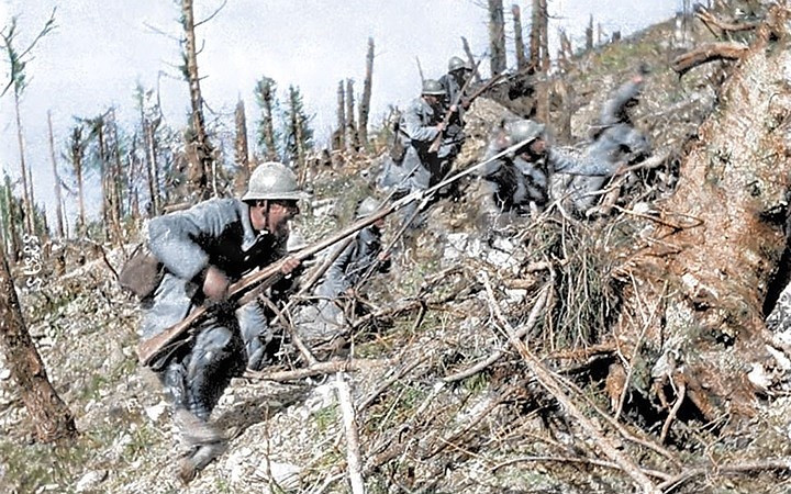 Binh sĩ Pháp trong trận chiến tại khu rừng Argonne năm 1915. Từ giữa thế kỷ 17 đến Thế chiến thứ nhất, súng trường có gắn lưỡi lê là loại vũ khí tối ưu trong các cuộc tấn công của bộ binh.