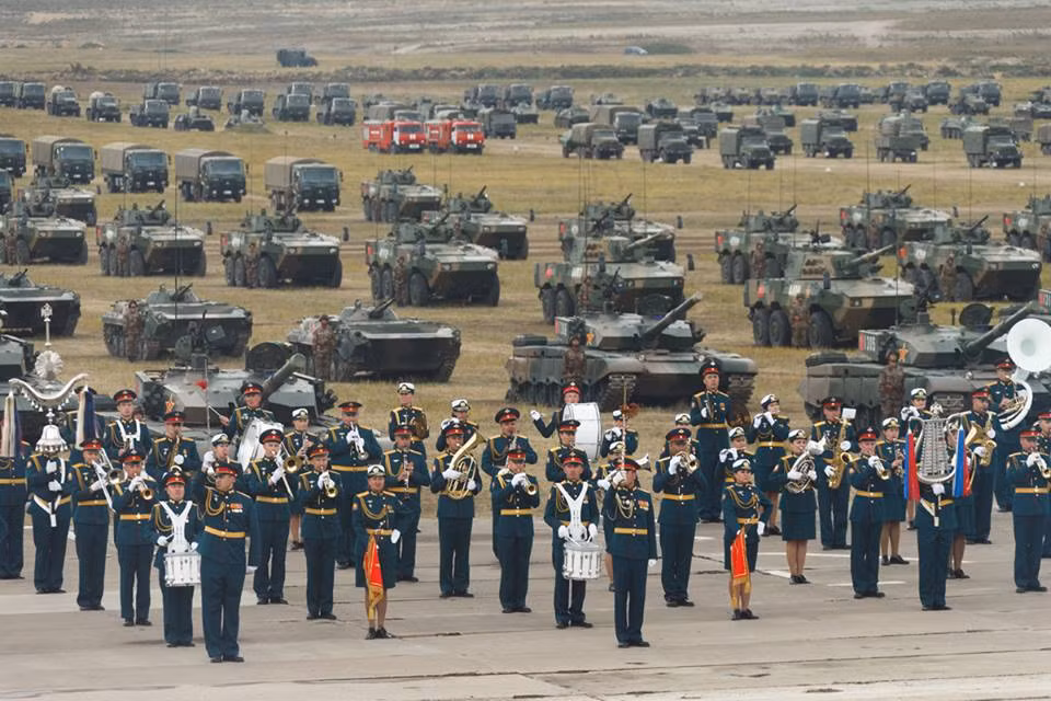 Và dĩ nhiên hình ảnh về cuộc tập trận này thu hút mọi sự chú ý của giới truyền thông trong và ngoài nước Nga, thậm chí công ty cung cấp hình ảnh vệ tinh thương mại DigitalGlobe của Mỹ còn chĩa hẳn vệ tinh về vùng thảo nguyên phía trên thao trường Tsugol ở miền đông nước Nga để ghi lại hình ảnh của cuộc tập trận Vostok-2018 khi nhìn từ trên cao. Nguồn ảnh: Bộ Quốc phòng Nga.