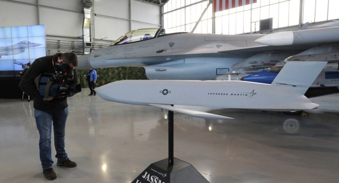 Do vậy, không loại trừ khả năng trong thời gian sắp tới sẽ có thêm nhiều vũ khí, khí tài thế hệ mới của Nga lần đầu tiên sẽ được triển khai "thử lửa" tại chiến trường Syria, đây là điều mà giới quan sát quân sự quốc tế cần đặc biệt lưu tâm.