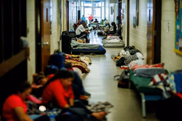 Người dân sống quanh khu vực bờ biển phía đông nước Mỹ ở nơi trú ẩn an toàn khi cơn bão đổ bộ.