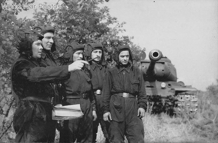 Điều này buộc các kỹ sư Liên Xô phải phát triển dòng xe tăng hạng nặng thế hệ mới, dung hòa giữa yếu tố hỏa lực, khối lượng và tốc độ, đặt tên là KV-85. Tuy nhiên, ở thời điểm tham chiến tháng 8/1943, xe tăng KV-85 tỏ ra quá yếu trước các xe tăng hạng nặng của Đức như Panther và Tiger.