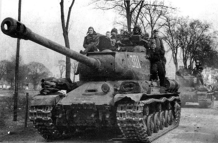 Với khả năng diệt xe tăng Panther và Tiger của Đức cũng như phá hủy các công sự kiên cố bằng đạn nổ cực mạnh (HE), IS-2 trở thành vũ khí quý giá trên chiến trường của Liên Xô và chỉ được biên chế cho các tiểu đoàn cận vệ tinh nhuệ.