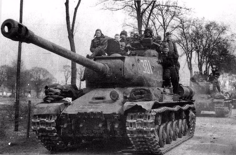 Với khả năng diệt xe tăng Panther và Tiger của Đức cũng như phá hủy các công sự kiên cố bằng đạn nổ cực mạnh (HE), IS-2 trở thành vũ khí quý giá trên chiến trường của Liên Xô và chỉ được biên chế cho các tiểu đoàn cận vệ tinh nhuệ.