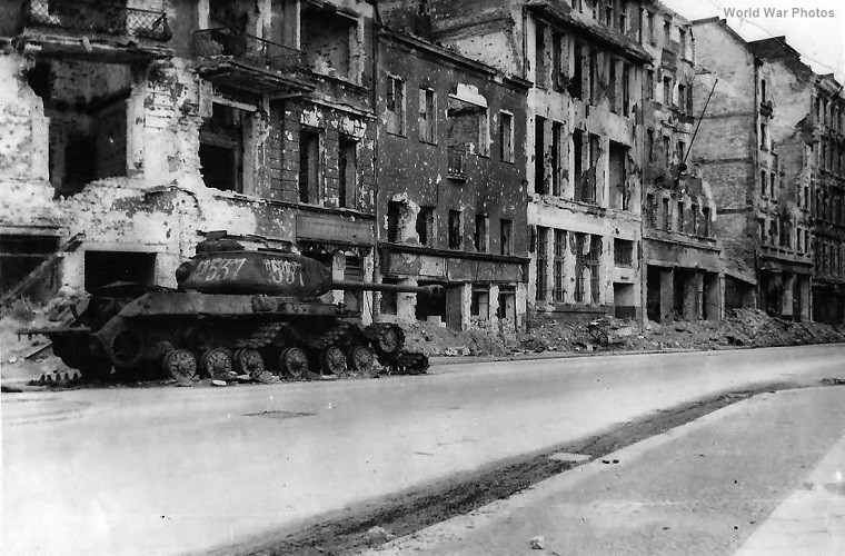 Nhiều xe tăng IS-2 tham gia chiến dịch Bagration, cuộc tấn công mùa hè năm 1944 vào phía đông nước Đức. Trong chiến dịch này, 11 chiếc IS-2 của Trung đoàn Xe tăng hạng nặng Độc lập số 71 đã đẩy lùi cuộc tấn công của 14 xe tăng Panzer VI đời mới của Đức.