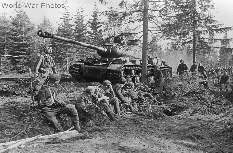 Một lữ đoàn xe tăng cận vệ của Liên Xô thường được biên chế thành ba trung đoàn, mỗi trung đoàn được trang bị 65 chiếc IS-2. Các trung đoàn này được triển khai trong nhiều chiến dịch tấn công quy mô lớn, đóng vai trò là mũi nhọn tiên phong để chọc thủng tuyến phòng ngự kiên cố, yểm trợ bộ binh tấn công, phá hủy hầm ngầm, công trình và các mục tiêu mềm khác của Đức. IS-2 có thể giao chiến trực tiếp với mọi xe tăng thiết giáp của Đức khi có lệnh.