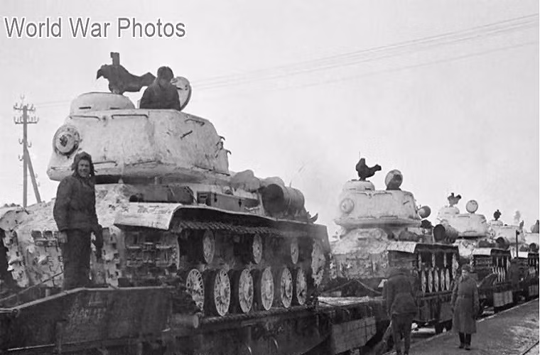 Liên Xô đã sản xuất tổng cộng 3.854 xe tăng IS-2. Sau Thế chiến II, dòng xe này tiếp tục được hiện đại hóa và trong biên chế nhiều nước cho tới năm 1995.