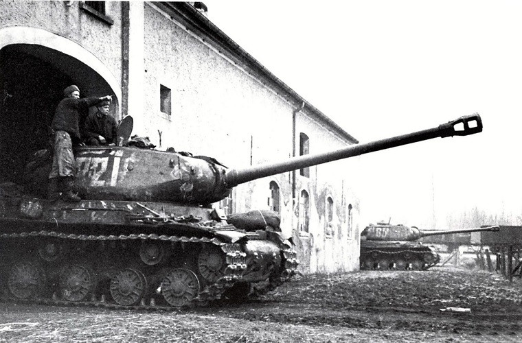 Tăng IS-2 ban đầu sử dụng pháo A19 có tốc độ khai hỏa tương đối chậm, chỉ bằng một nửa xe tăng T-34-85, đạn xuyên giáp đời cũ của nó không thể bắn thủng giáp trước của xe tăng Panther ở khoảng cách dưới 700 m.