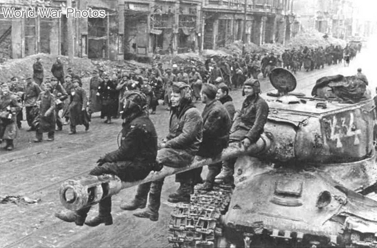 Xe tăng IS-2 tiếp tục được sử dụng với vai trò tiên phong trong trận chiến Berlin và phá hủy nhiều tòa nhà nhờ đạn HE. Liên Xô thường tổ chức các đơn vị nhỏ gồm 5 chiếc IS-2 được yểm trợ bởi một đại đội bộ binh để chọc thủng phòng tuyến, phá hủy công sự và hầm ngầm Đức.