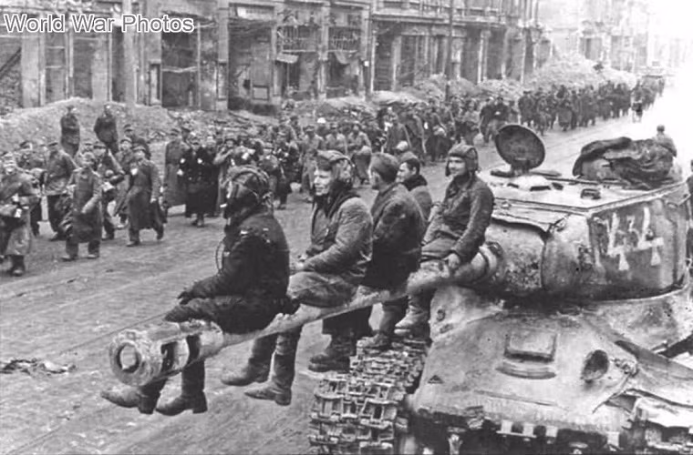 Xe tăng IS-2 tiếp tục được sử dụng với vai trò tiên phong trong trận chiến Berlin và phá hủy nhiều tòa nhà nhờ đạn HE. Liên Xô thường tổ chức các đơn vị nhỏ gồm 5 chiếc IS-2 được yểm trợ bởi một đại đội bộ binh để chọc thủng phòng tuyến, phá hủy công sự và hầm ngầm Đức.