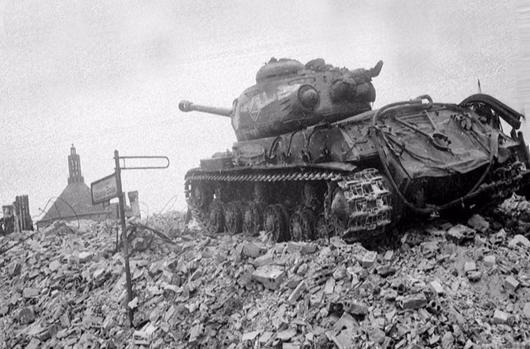 Điểm nổi bật của xe tăng IS-2 là giáp trước dày 120 mm với góc nghiêng 30 độ, giáp sườn dày 60 mm và nghiêng 72 độ, giúp nó chống chịu hỏa lực đối phương tốt hơn mà không làm tăng khối lượng. Nhờ vậy, IS-2 có thể chịu được đạn pháo xuyên giáp cỡ nòng 88 mm ở khoảng cách 1.000 m. Tuy nhiên, không gian bên trong xe tương đối hẹp, chỉ có thể chứa kíp lái 4 người gồm trưởng xe, lính nạp đạn, pháo thủ và lái xe.