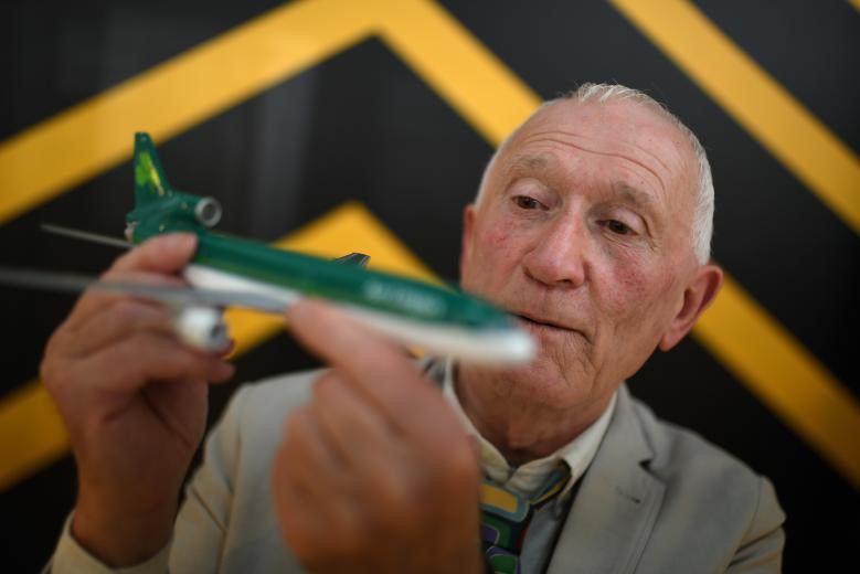 Nhà sưu tập Michael Kelly cầm trên tay mô hình phi cơ thương mại Lockheed Martin Tristar 500. Ông chia sẻ, từ khi còn là một cậu bé, thú vui duy nhất đủ hấp dẫn ông là nhìn vào những chiếc máy bay cất hạ cánh ở sân bay gần nhà. Sau hơn nửa thế kỷ sưu tập, ông đã có khoảng 2.300 chiếc máy bay mô hình.