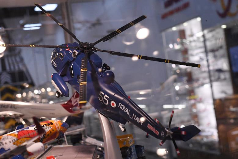 Mô hình trực thăng của Hải quân Hoàng gia Anh. Những máy bay trong bộ sưu tập của Kelly được sơn màu và logo giống ngoài đời thật