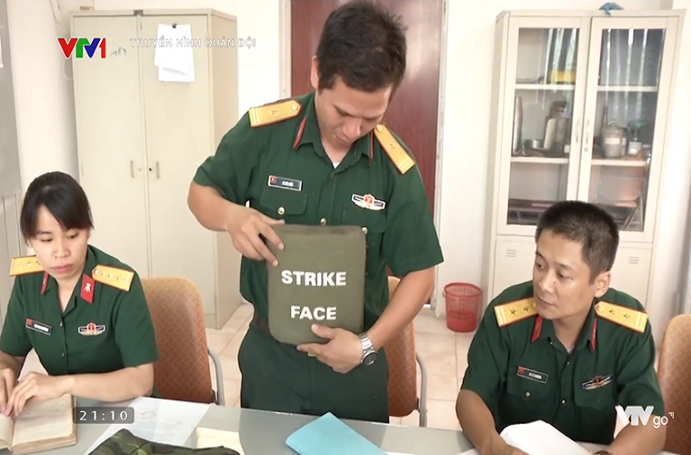 Về thiết kế tổng thể, một chiếc áo giáp chống đạn được cấu thành từ nhiều bộ phận khác nhau trong đó các tấm chống đạn đóng vai trò quan trọng nhất và một áo chống đạn được trang bị hai tấm chống đạn được đặt ở phía trước và sau của áo. Nguồn ảnh: Truyền hình Quân đội.
