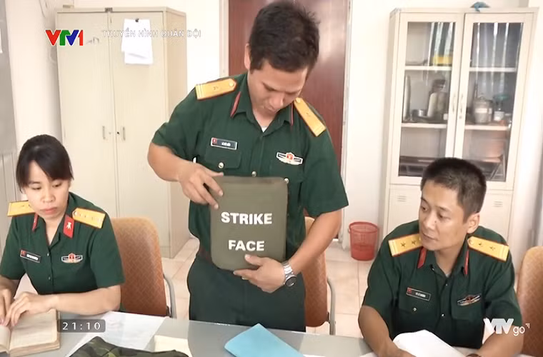 Về thiết kế tổng thể, một chiếc áo giáp chống đạn được cấu thành từ nhiều bộ phận khác nhau trong đó các tấm chống đạn đóng vai trò quan trọng nhất và một áo chống đạn được trang bị hai tấm chống đạn được đặt ở phía trước và sau của áo. Nguồn ảnh: Truyền hình Quân đội.