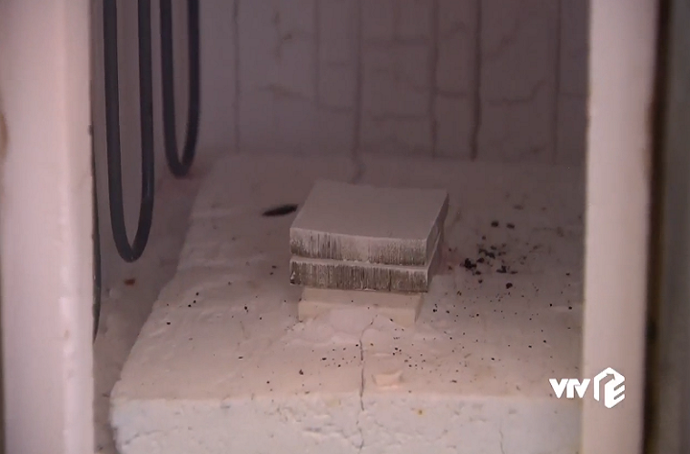 Hai loại áo giáp chống đạn được chế tạo từ 100% composit dyneema, có thể chống đạn súng tiểu liên AK-47 cỡ 7,62x39mm theo tiêu chuẩn NIJ0101.04 của Mỹ ở khoảng cách bắn 15m. Sau khi được định hình các miếng gốm này sẽ được nung trong nhiệt độ tích hợp để miếng gốm kết khối đúng theo tiêu chuẩn. Nguồn ảnh: Chúng tôi là chiến sĩ.