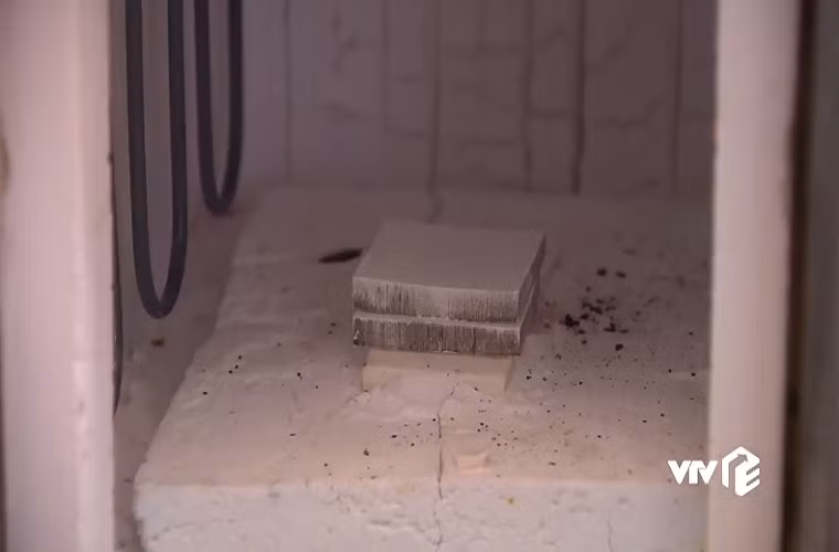 Hai loại áo giáp chống đạn được chế tạo từ 100% composit dyneema, có thể chống đạn súng tiểu liên AK-47 cỡ 7,62x39mm theo tiêu chuẩn NIJ0101.04 của Mỹ ở khoảng cách bắn 15m. Sau khi được định hình các miếng gốm này sẽ được nung trong nhiệt độ tích hợp để miếng gốm kết khối đúng theo tiêu chuẩn. Nguồn ảnh: Chúng tôi là chiến sĩ.