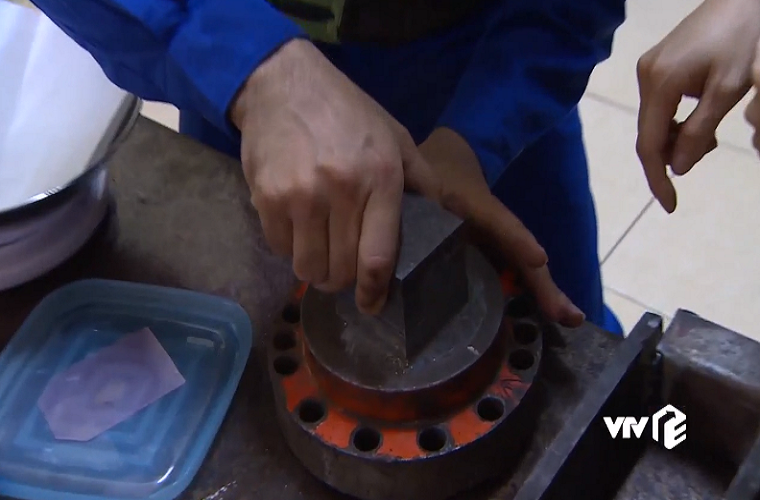 Theo đó hai loại áo giáp đầu tiên của Viện Công nghệ được làm từ vật gốm Al2O3 tăng bền bằng ZrO2 nano và vật liệu composit dyneema đạt cấp độ chống đạn cấp III+ theo tiêu chuẩn NIJ0101.04 của Mỹ chống được đạn 7,62x54mm. Trong ảnh là quy trình ép khuông định hình vật liệu tạo nên các miếng gốm thành phần chính trên áo giáp chống đạn. Nguồn ảnh: Chúng tôi là chiến sĩ.