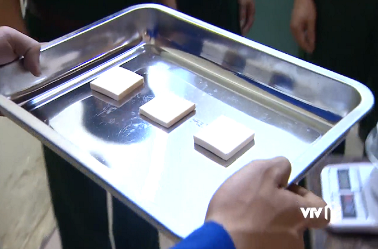 Được biết, đây là sản phẩm của đề tài khoa học cấp Nhà nước "Nghiên cứu chế tạo áo giáp chống đạn trên cơ sở gốm Al2O3 tăng bền bằng nano ZrO2" do Tiến sĩ Tạ Văn Khoa – cán bộ Phòng Vật liệu - Viện Công nghệ làm chủ nhiệm đề tài. Trong ảnh là các miếng gốm sau khi được nung để kết khối. Nguồn ảnh: Chúng tôi là chiến sĩ.