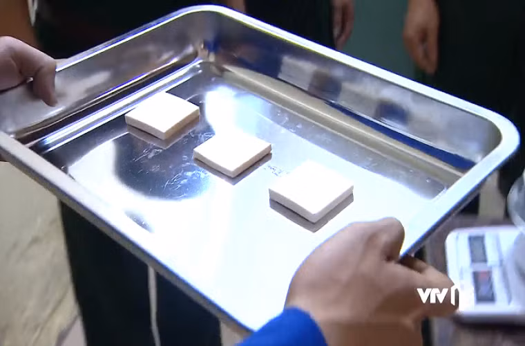 Được biết, đây là sản phẩm của đề tài khoa học cấp Nhà nước "Nghiên cứu chế tạo áo giáp chống đạn trên cơ sở gốm Al2O3 tăng bền bằng nano ZrO2" do Tiến sĩ Tạ Văn Khoa – cán bộ Phòng Vật liệu - Viện Công nghệ làm chủ nhiệm đề tài. Trong ảnh là các miếng gốm sau khi được nung để kết khối. Nguồn ảnh: Chúng tôi là chiến sĩ.