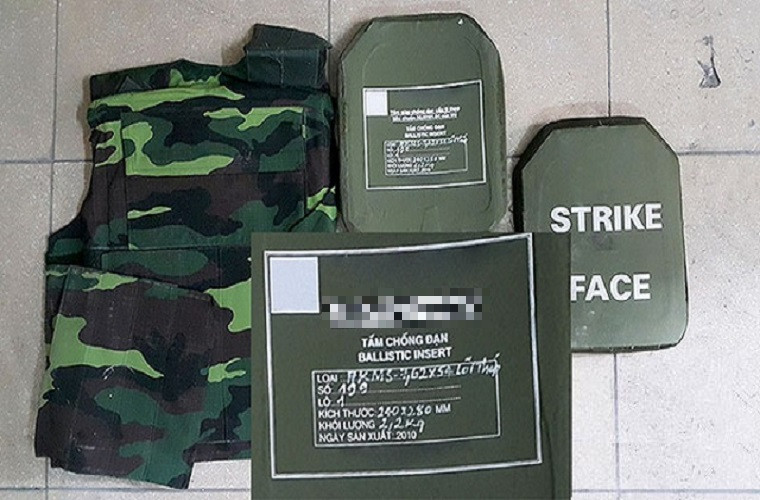 Theo đó các tấm chống đạn này là sự kếp hợp của nhiều miếng gốm hay vật liệu composit dyneema kết hợp lại với nhiều lớp khác nhau. Chúng có nhiệm vụ bảo vệ các bộ phận quan trọng nhất trên cơ thể binh sĩ (chủ yếu là trước ngực và sau lưng).