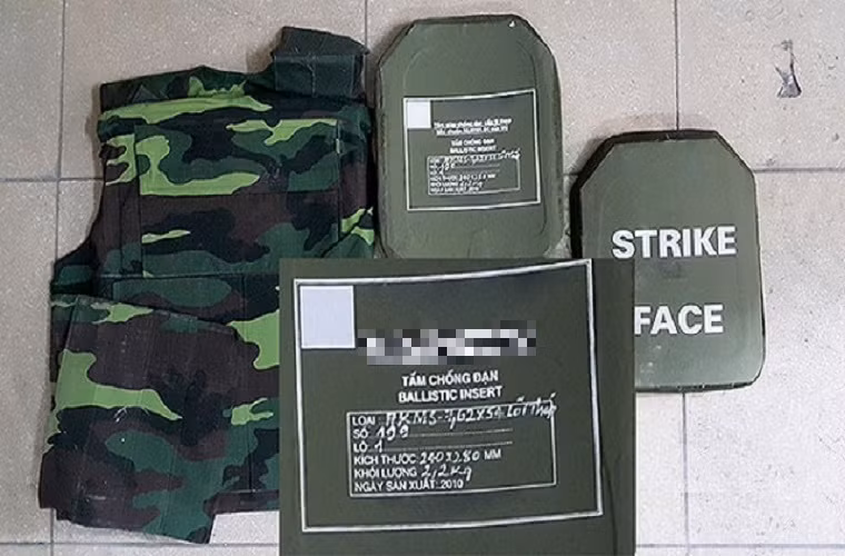 Theo đó các tấm chống đạn này là sự kếp hợp của nhiều miếng gốm hay vật liệu composit dyneema kết hợp lại với nhiều lớp khác nhau. Chúng có nhiệm vụ bảo vệ các bộ phận quan trọng nhất trên cơ thể binh sĩ (chủ yếu là trước ngực và sau lưng).