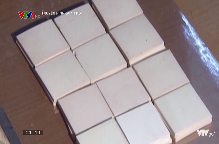 Cũng từ loại vật liệu gốm trên, nhóm đề tài đã nghiên cứu chế tạo thành công các tấm gốm có kết cấu dạng "mosai" đáp ứng được các yêu cầu kỹ thuật, có khả năng chịu được nhiều phát bắn. Đồng thời, đề tài cũng xác định được công nghệ chế tạo tấm ép dyneema đạt độ bền cao, đáp ứng các yêu cầu chế tạo tấm chống đạn. Nguồn ảnh: Truyền hình Quân đội.