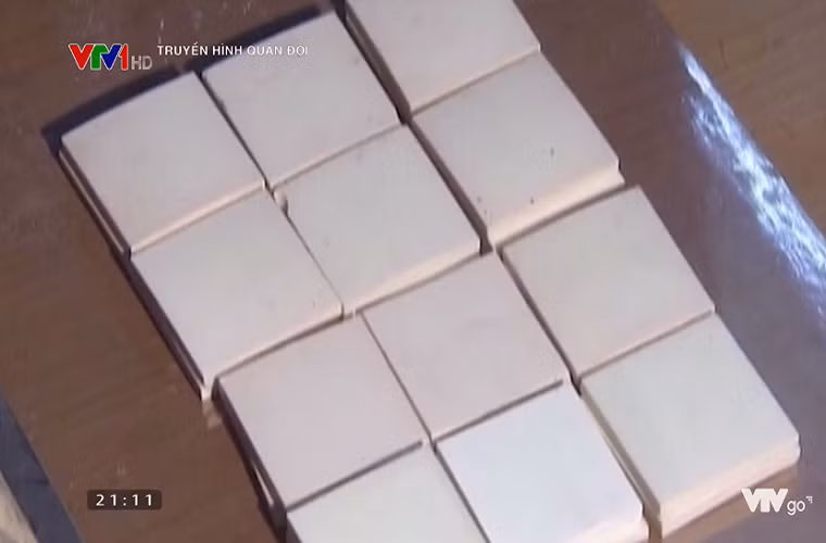 Cũng từ loại vật liệu gốm trên, nhóm đề tài đã nghiên cứu chế tạo thành công các tấm gốm có kết cấu dạng "mosai" đáp ứng được các yêu cầu kỹ thuật, có khả năng chịu được nhiều phát bắn. Đồng thời, đề tài cũng xác định được công nghệ chế tạo tấm ép dyneema đạt độ bền cao, đáp ứng các yêu cầu chế tạo tấm chống đạn. Nguồn ảnh: Truyền hình Quân đội.