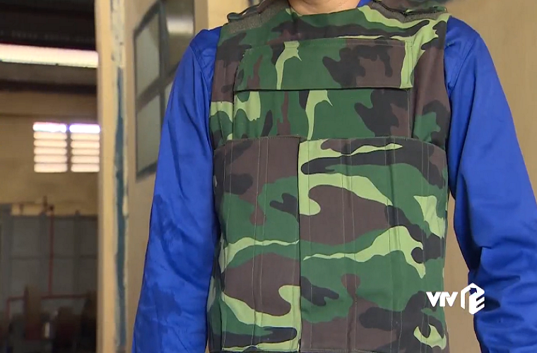 Cận cảnh áo giáp chống đạn cho Viện Công nghệ nghệ thuộc Tổng cục Công nghiệp Quốc phòng chế tạo, có thế thấy áo giúp bảo vệ hoàn toàn phần cơ thể trước ngực của binh sĩ. Nguồn ảnh: Chúng tôi là chiến sĩ.