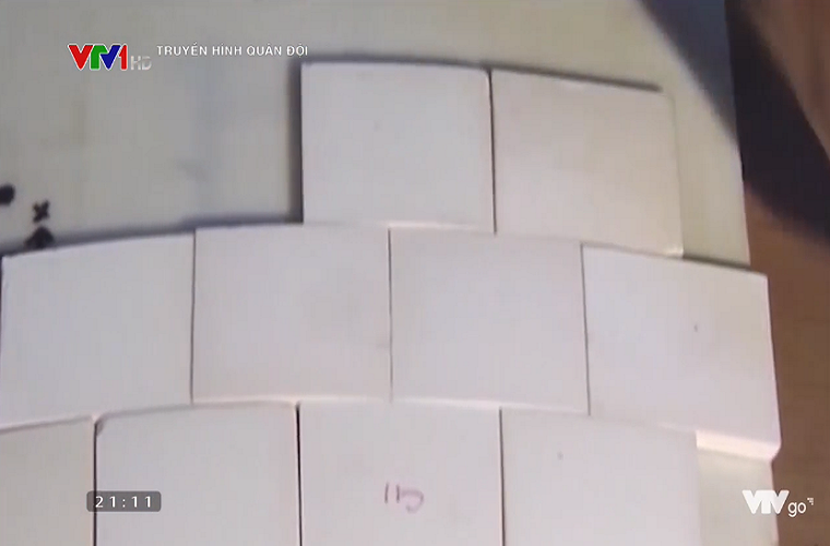 Đặc biệt, áo giáp chống đạn được chế tạo từ 100% composit dyneema này có trọng lượng nhẹ nên rất phù hợp để trang bị cho các lực lượng tác chiến của Việt Nam. Từ đây, các nhà khoa học của Viện Công nghệ đã mở ra khả năng tự chủ cho việc sản xuất hàng loạt với giá thành rẻ hơn nhập ngoại. Nguồn ảnh: Truyền hình Quân đội.