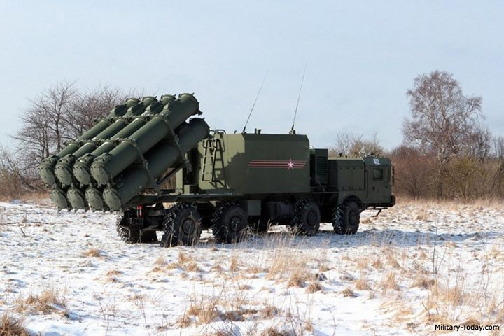 Đạn tên lửa khi bắn đi sẽ bay cách mặt biển 10 - 15 m, khi tiếp cận mục tiêu tên lửa hạ độ cao xuống còn 4 m. Với quỹ đạo lắt léo như vậy, rất khó để có thể đánh chặn loại tên lửa này. Ảnh: Military-Today.