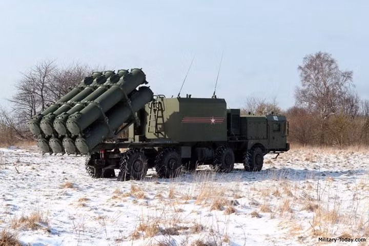 Đạn tên lửa khi bắn đi sẽ bay cách mặt biển 10 - 15 m, khi tiếp cận mục tiêu tên lửa hạ độ cao xuống còn 4 m. Với quỹ đạo lắt léo như vậy, rất khó để có thể đánh chặn loại tên lửa này. Ảnh: Military-Today.