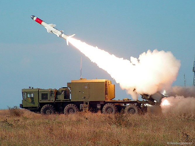 Tổ hợp được trang bị thiết bị nhìn đêm, thiết bị lái, thiết bị giám sát địa hình và định vị vị trí, giúp nó thay đổi vị trí trận địa rất nhanh sau khi hoàn thành nhiệm vụ. Ảnh: roe.ru.