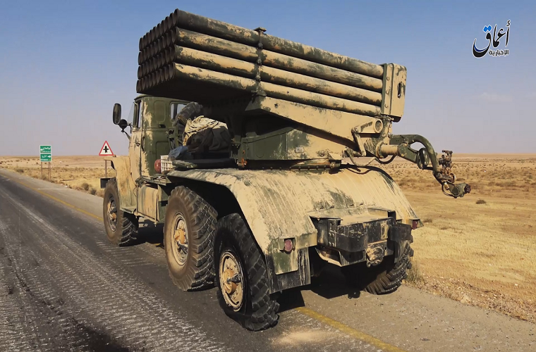 Một tiểu đoàn pháo phản lực trang bị toàn BM-21 có thể đồng loạt bắn tới 720 quả đạn trong vòng 20 giây vào các mục tiêu trên một khu vực tạo nên cơn bão lửa rộng tới 40km. Đây cũng là sức mạnh giúp Quân đội Syria đánh bại nhiều cứ điểm phòng thủ chiến lược của quân nổi dậy trong những năm qua. Nguồn ảnh: WordPress.com.