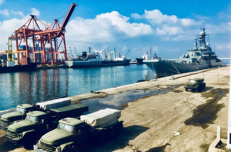 Và theo hình ảnh có được từ căn cứ Tartus, các tàu vận tải của Hải quân Nga vừa chuyển đến Syria ít nhất bốn tổ hợp pháo phản lực BM-21 sử dụng khung gầm đặc chủng ZIL-131, vốn chỉ xuất hiện trên biến thể 9P138 "Grad-1" như chúng ta có thể thấy ở trong hình. Nguồn ảnh: Muraselon.