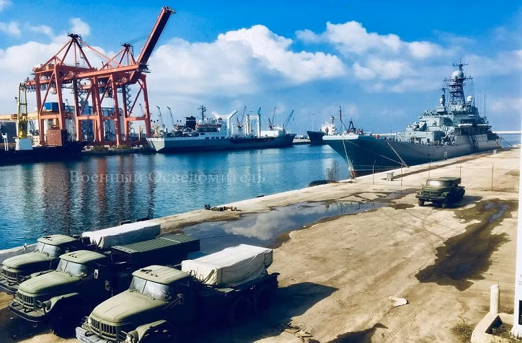 Và theo hình ảnh có được từ căn cứ Tartus, các tàu vận tải của Hải quân Nga vừa chuyển đến Syria ít nhất bốn tổ hợp pháo phản lực BM-21 sử dụng khung gầm đặc chủng ZIL-131, vốn chỉ xuất hiện trên biến thể 9P138 "Grad-1" như chúng ta có thể thấy ở trong hình. Nguồn ảnh: Muraselon.