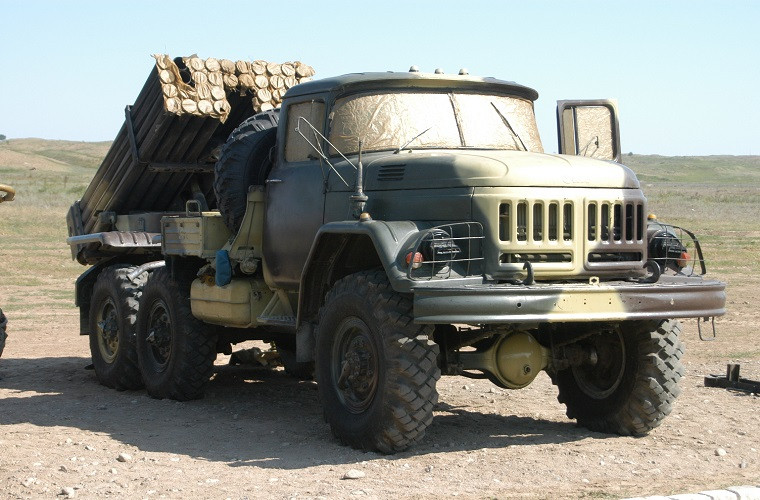 Pháo phản lực phóng loạt BM-21 Grad là một trong những vũ khí pháo binh đáng sợ nhất của Quân đội Syria, tuy nhiên nó cũng được lực lượng nổi dậy, các phần tử khủng bố lẫn phiến quân IS sử dụng trên chiến trường này. Nguồn ảnh: Military Vehicle.