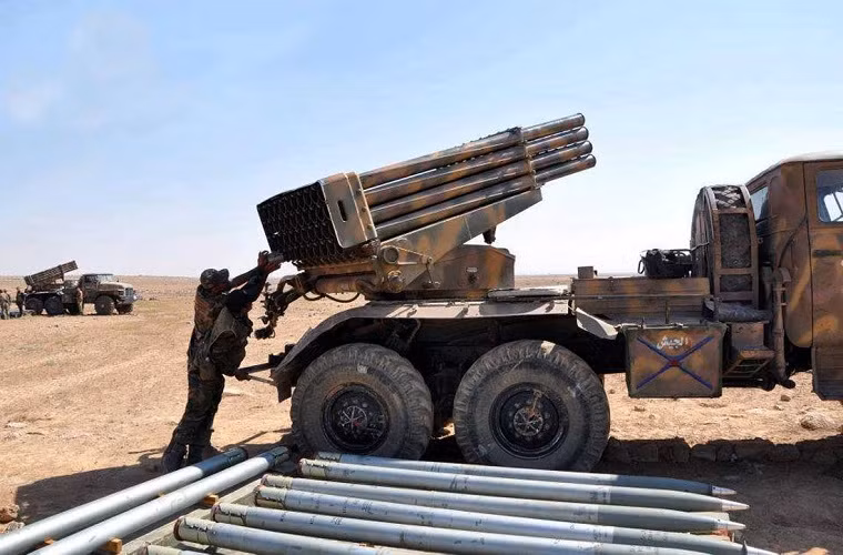 Việc Nga chuyển them BM-21 cho Syria cho thể thấy nhu cầu của các loại pháo phản lực ở chiến trường này là khá lớn, và sau nhiều năm xung đột pháo binh không còn thực sự mạnh mẽ như trước. Do đó để giúp Damascus “tái sinh” lại lực lượng pháo binh thì hỗ trợ từ Nga là hoàn toàn cần thiết, nhất là khi yều cầu chuyển giao các tổ hợp vũ khí mới trong thời gian ngắn. Nguồn ảnh: almasdarnews