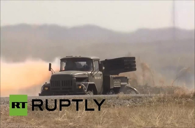 Khác với các biến thể BM-21 Grad khác, 9P138 "Grad-1" sử dụng cụm phóng rocket với 36 ống phóng và chỉ sử dụng đạn rocket tầm ngắn với tầm bắn vào khoảng 15km. Biến thể này được NATO định danh là BM-21B hoặc M1976 (theo năm Grad-1 xuất hiện 1976). Trong ảnh là một tổ hợp 9P138 Grad-1 có trong trang bị của Quân đội Syria. Nguồn ảnh: RT.