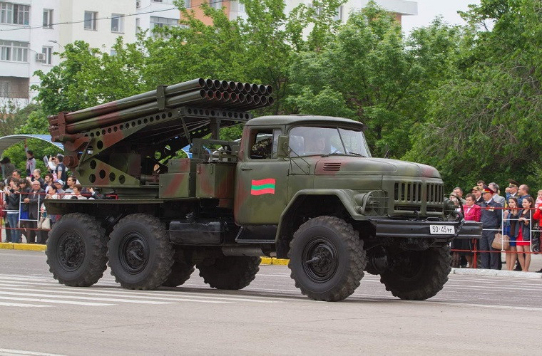 Về 9P138 "Grad-1" đây là một nhiều biến thể của BM-21 Grad được Liên Xô phát triển trong Chiến tranh Lạnh, tuy nhiên nó giống một biến thể rút ngắn của BM-21 hơn là cải tiến về tầm bắn hay khả năng tác chiến. Đây cũng là biến thể BM-21 duy nhất sử dụng khung gầm ZIL-131. Nguồn ảnh: Military Vehicle.